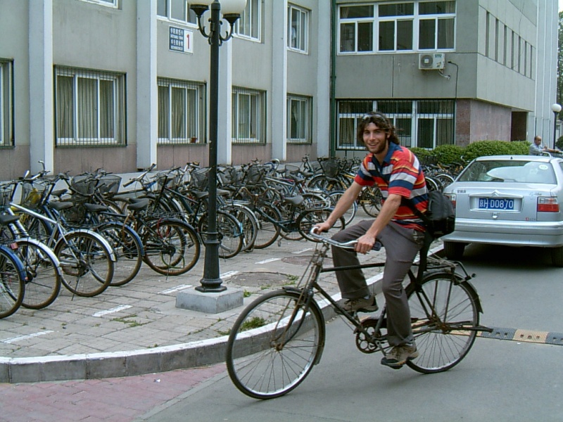File:Ciclista en beijing.JPG